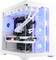 Ein weißer Computer-Tower mit einem transparenten Seitenpanel gibt einen Blick auf die Innenkomponenten frei, darunter blau leuchtende Lüfter und Schläuche, die das Kühlsystem präsentieren.