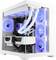 Ein weißer High-Performance-Gaming-PC mit transparentem Gehäuse zeigt die Innenkomponenten und blaue LED-Kühlventilatoren, die das Innere beleuchten.