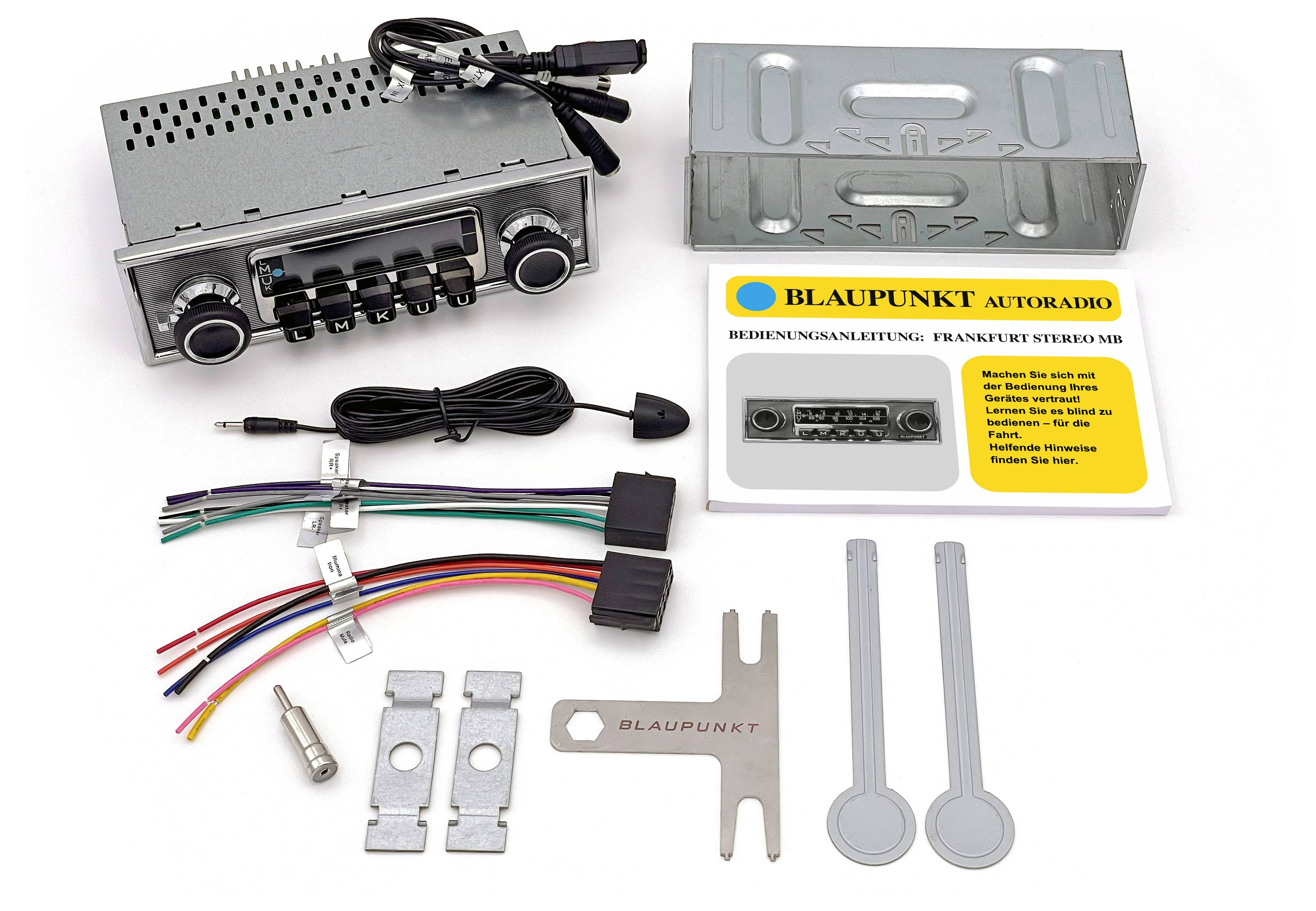 Ein altes Autoradiosystem mit Installationszubehör wird präsentiert, einschließlich Kabeln, einer Befestigungshalterung, einem Handbuch und einem Logo mit der Aufschrift "BLAUPUNKT".