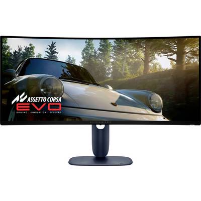 Ein Computermonitor zeigt "Assetto Corsa Evo" mit einem Rennwagen-Simulationsspiel. Ein schlanker silberner Wagen ist zu sehen, der das Sonnenlicht reflektiert.