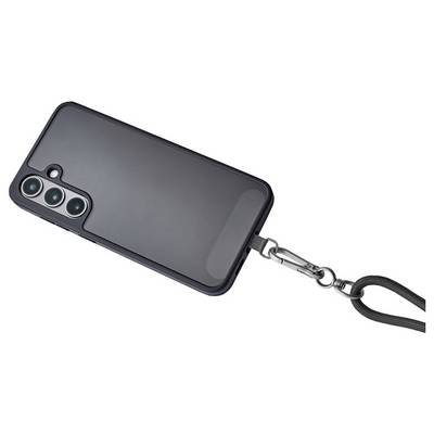 Ein Smartphone in einem schwarzen Gehäuse mit drei Rückkameras, das über einen Metallclip an einer Lanyard befestigt ist.