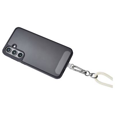 Ein Smartphone mit einer Triple-Kamera-Anordnung in einem schwarzen Gehäuse, das über einen Metallclip an einem beigen Lanyard befestigt ist. Das Telefon ist seitlich geneigt.
