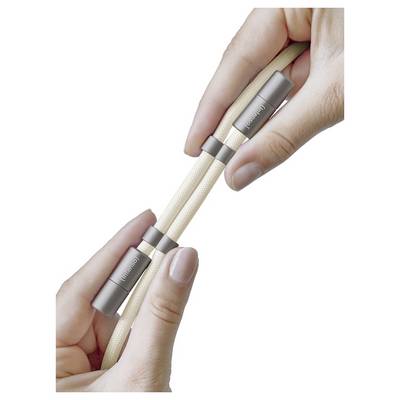 Zwei Hände halten ein beiges geflochtenes Kabel mit metallischen Anschlüssen, auf denen "Nomad" beschriftet ist und dabei die Haltbarkeit und das Design des Kabels präsentieren.
