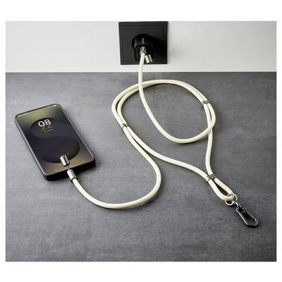 Ein Telefon mit einem Karabinerkabel an einer Steckdose, aufgeladen zu 82%.
