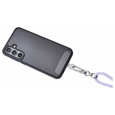 Ein Smartphone in einem schwarzen Gehäuse mit drei Kameras, das an einer lilafarbenen Trageband mit einer Metallklemme befestigt ist.