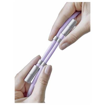 Hände zeigen, wie zwei Teile eines lila magnetischen Ladekabels mit metallischen Enden miteinander verbunden werden.