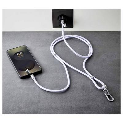 Ein Smartphone lädt auf einem Tisch, durch ein langes, geschlungenes Kabel mit einer Wandsteckdose verbunden. Auf dem Bildschirm des Telefons wird '08:28' und ein Sperrbildschirm-Symbol angezeigt.