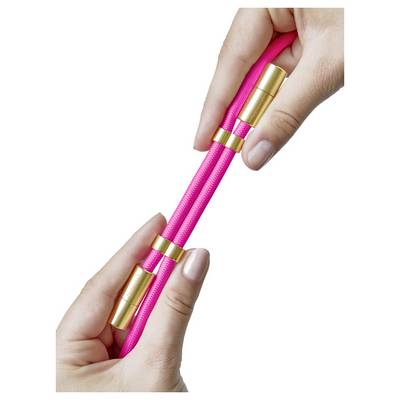 Zwei Hände, die rosafarbene Kabel mit goldenen magnetischen Verschlüssen vor einem weißen Hintergrund halten.
