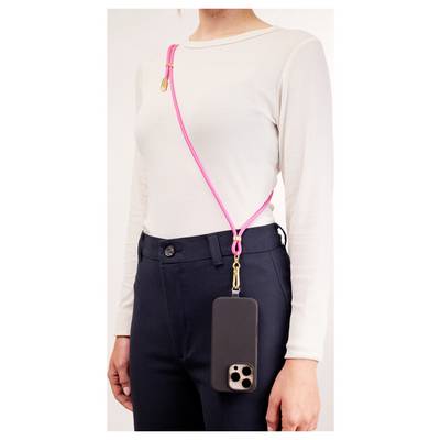 Eine Person mit einem weißen langärmeligen Oberteil und dunkler Hose ist zu sehen, mit einem rosa Gurt, der an einem schwarzen Smartphone-Gehäuse befestigt ist und über der Schulter getragen wird.
