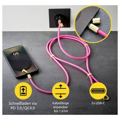 Smartphone, das mit einem Ladekabel verbunden ist, das in eine Steckdose eingesteckt ist und Schnellladefähigkeiten sowie eine einstellbare Kabellänge von bis zu 1,65 m demonstriert.