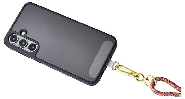 Ein schwarzes Smartphone mit einem Gehäuse, das drei Rückkameras aufweist, ist mit einer bunten Lanyard mit einem goldenen Clip verbunden.