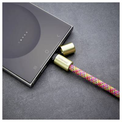 Ein Smartphone, das mit einem bunten Ladekabel mit der Markenaufschrift 'Intenso' auf einer dunklen Oberfläche angeschlossen ist.