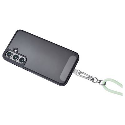 Ein Smartphone mit einer schwarzen Hülle ist über eine Metallklemme an einem grünen Handgelenkband befestigt. Die Rückseite zeigt drei Kameraobjektive.