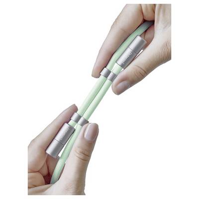 Zwei Hände, die ein hellgrünes, flexibles Kabel mit metallischen Anschlüssen halten, wobei jeder Anschluss das Wort "Microsoft" trägt.