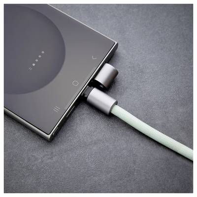 Ein Smartphone, das mit einem grauen geflochtenen Kabel aufgeladen wird, das mit dem Gerät verbunden ist. Auf dem Bildschirm des Telefons erscheint ein Ladensymbol mit Punkten.
