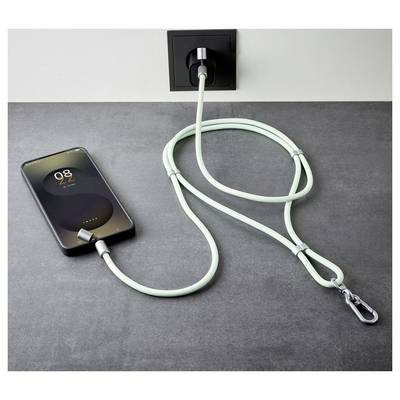 Ein Smartphone ist über ein langes, grünes Ladekabel mit einem Karabiner an einer Wandsteckdose angeschlossen. Das Telefon zeigt '02:22 PM'.