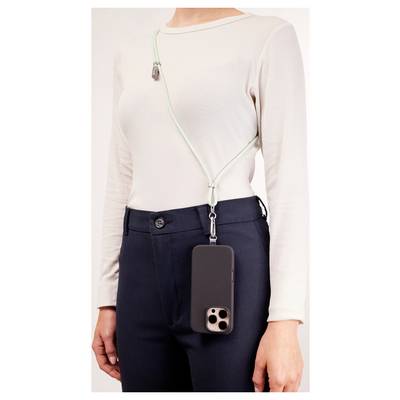 Eine Person mit einem neutral gefärbten Oberteil und dunkler Hose, die ein Smartphone präsentiert, das an einem Umhängeriemen für bequemes, freihändiges Tragen befestigt ist.