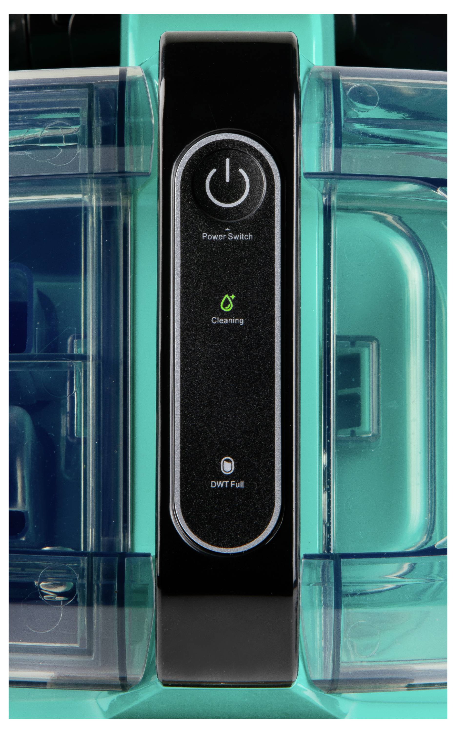 Nahaufnahme eines Kontrollpanels mit einem Einschaltknopf, 'Stromschalter', 'Reinigung' und 'DWT voll' Anzeigen, umrahmt von klaren blauen Behältern.