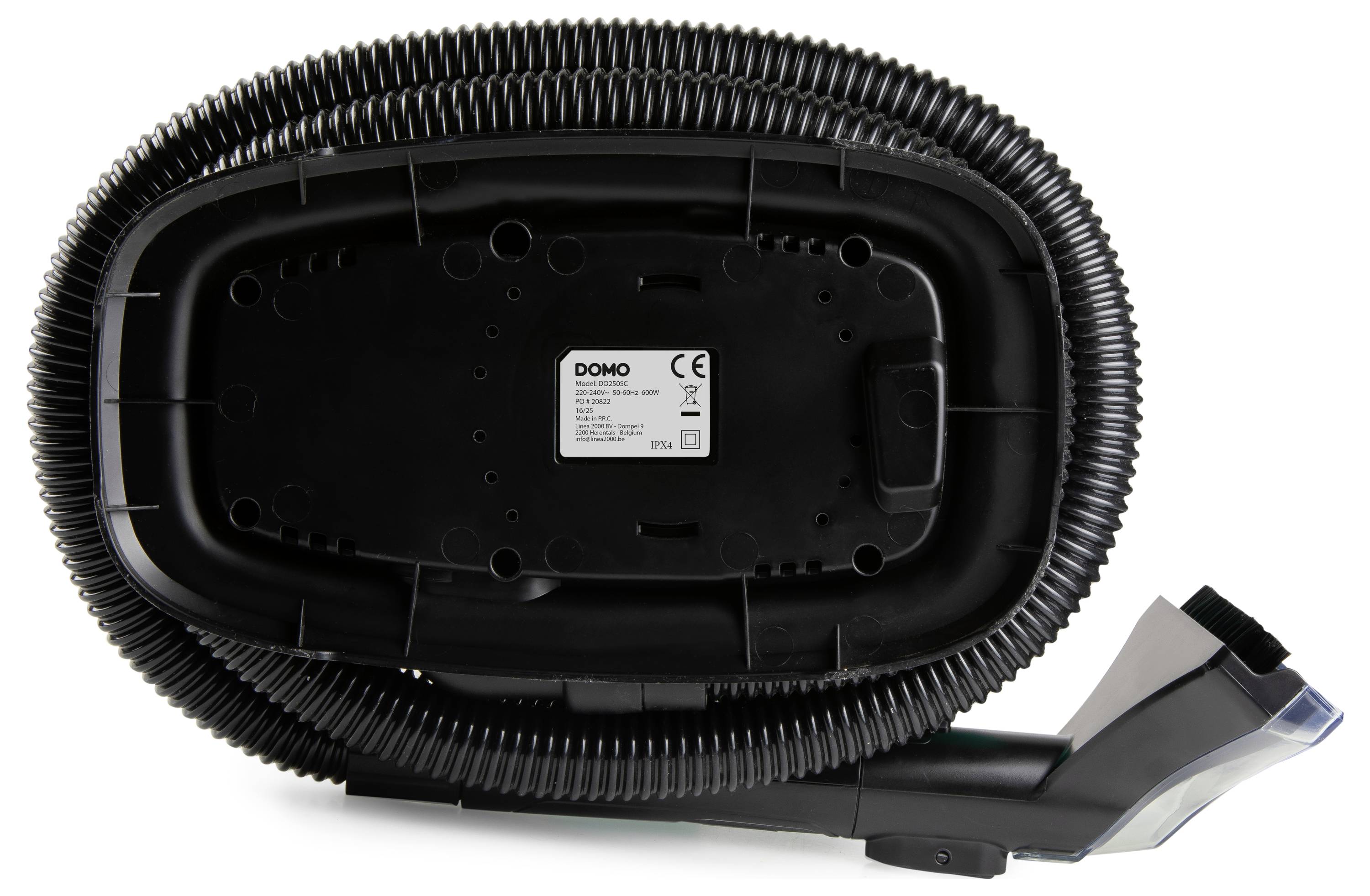 Das Bild zeigt die Unterseite eines Staubsaugers mit einem schwarzen Schlauch, der darum gewickelt ist, und präsentiert ein Etikett mit Produktdetails und Konformitätskennzeichnungen.