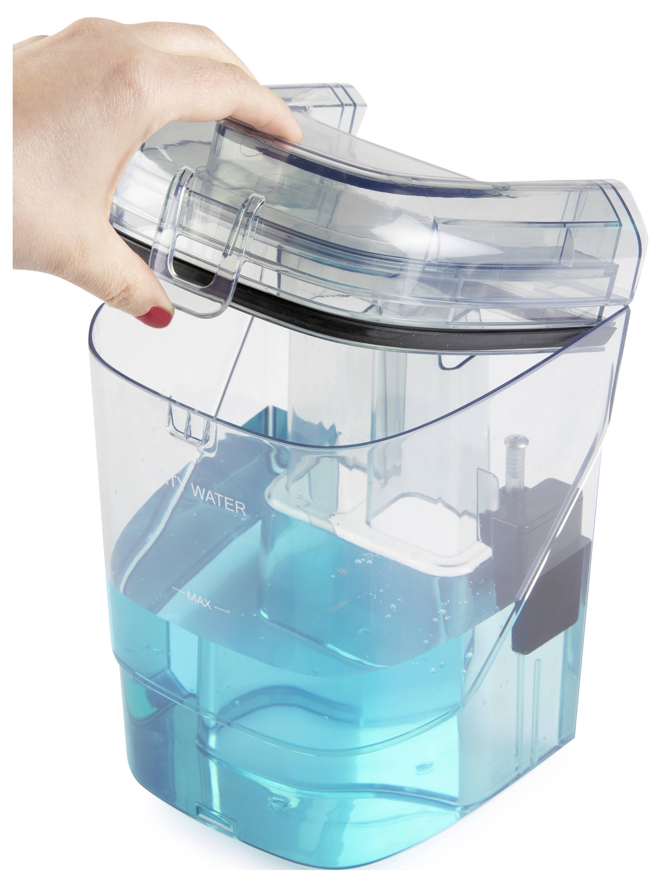 Eine Hand hebt einen transparenten, abnehmbaren Wassertank, der mit blauem Wasser gefüllt ist und mit den Aufschriften "WATER" und "MAX" gekennzeichnet ist.