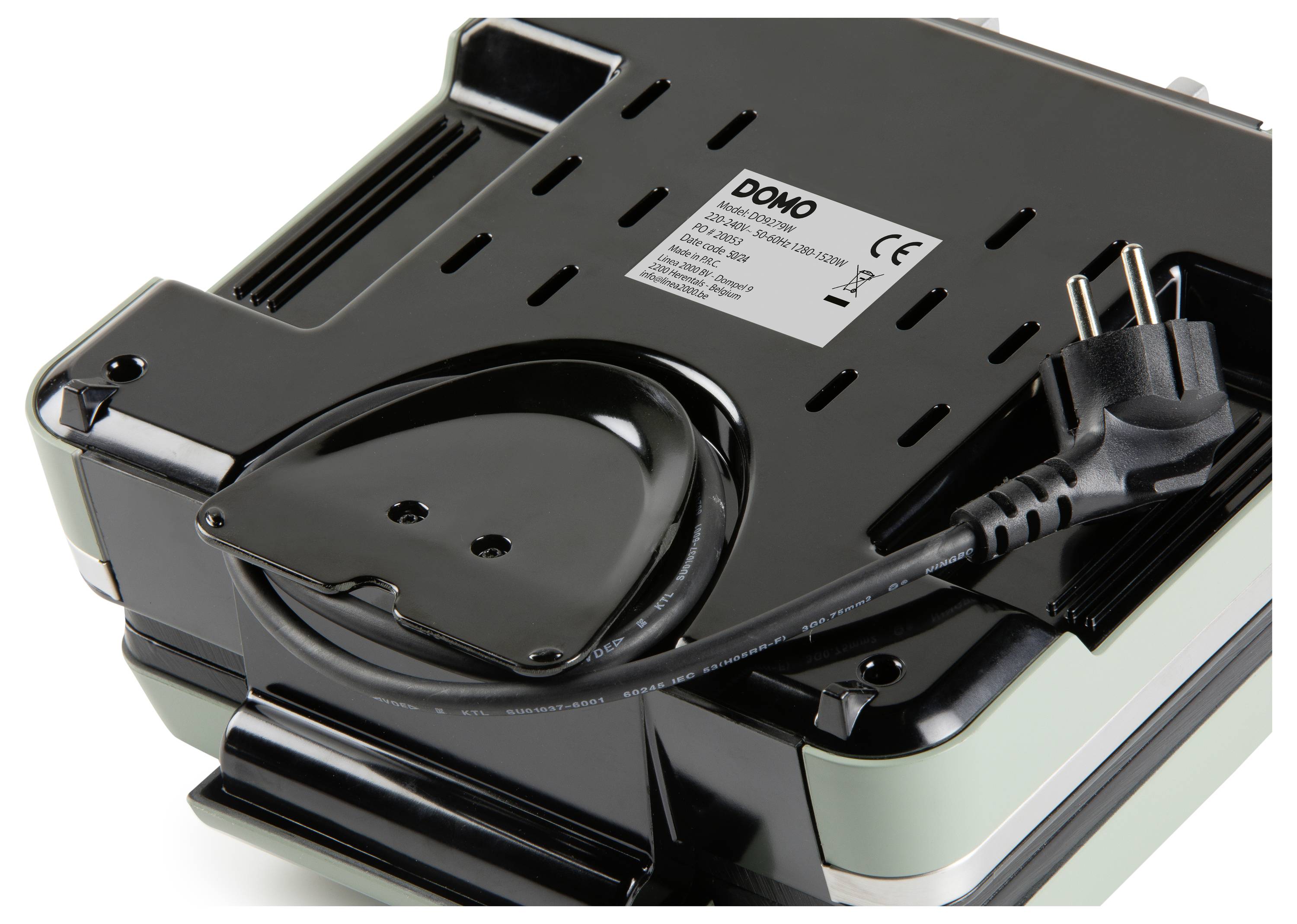 Ein schwarzes Küchengerät, von unten betrachtet, mit einem Netzkabel, das ordentlich um einen dafür vorgesehenen Aufbewahrungsbereich gewickelt ist, und einem Etikett, das Produktinformationen anzeigt.