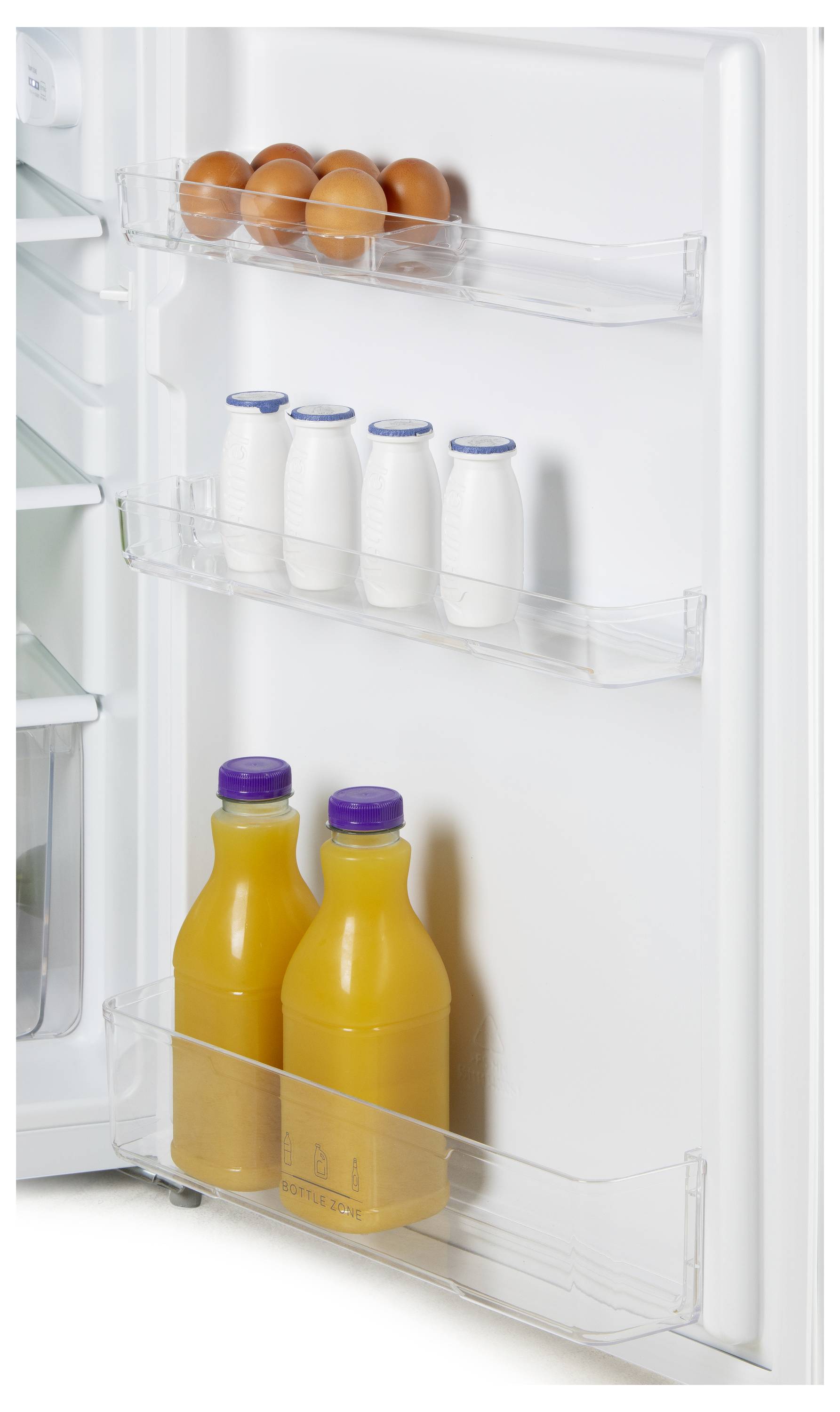 Kühlschranktür öffnen, auf deren Ablagen sechs Eier, vier kleine Milchflaschen und zwei große Orangensaftflaschen aufgereiht stehen.