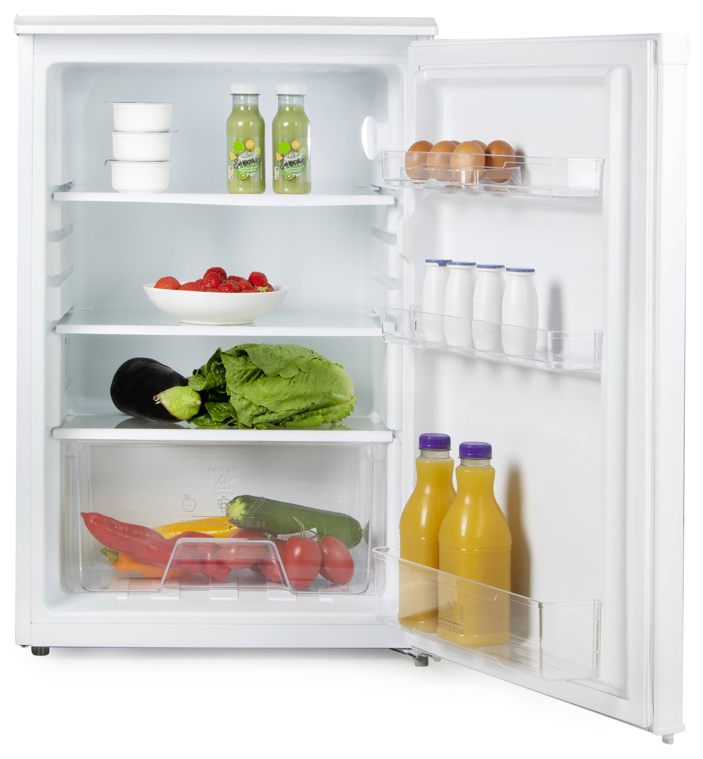 Offener Kühlschrank mit Eiern, Flaschen und Gemüse auf den Regalen, einschließlich Salat, Auberginen, Erdbeeren und Orangensaft.