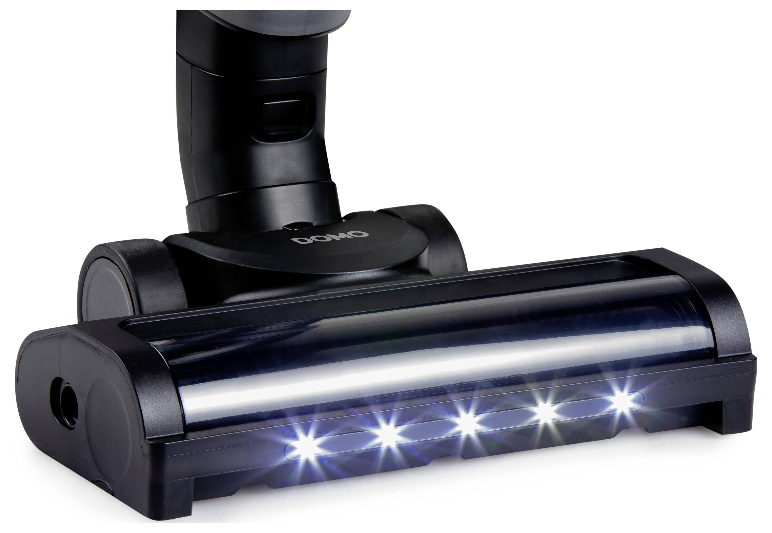 Ein schwarzer Staubsaugeraufsatz mit eingeschalteten LED-Lichtern, der an einem Staubsauger befestigt ist und für eine verbesserte Sichtbarkeit beim Reinigen entwickelt wurde.