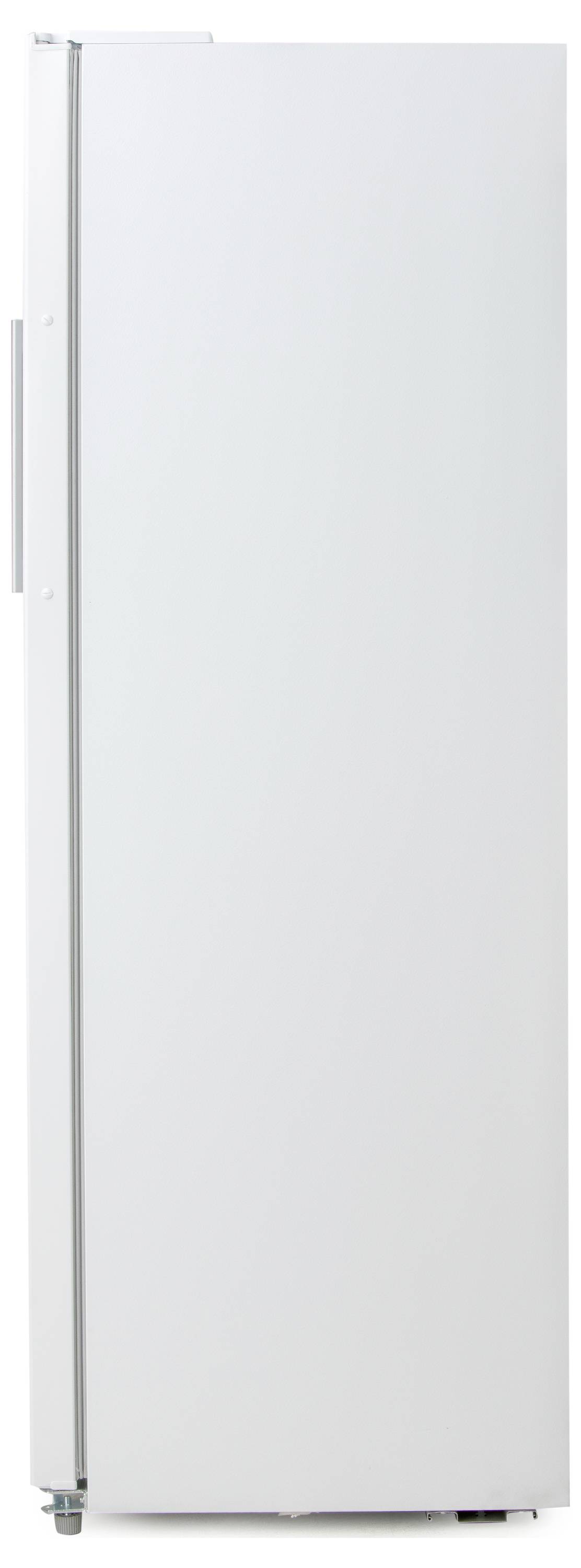 Ein weißer Standkühlschrank in Seitenansicht, der seinen Griff und das minimalistische Design vor einem schlichten Hintergrund zeigt.