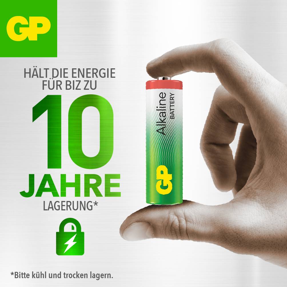 Eine Hand hält eine GP Alkaline Batterie. Text darauf: 'Hält die Energie für bis zu 10 Jahre'. Batterie grün-rot gestaltet. Lagertipps unten.