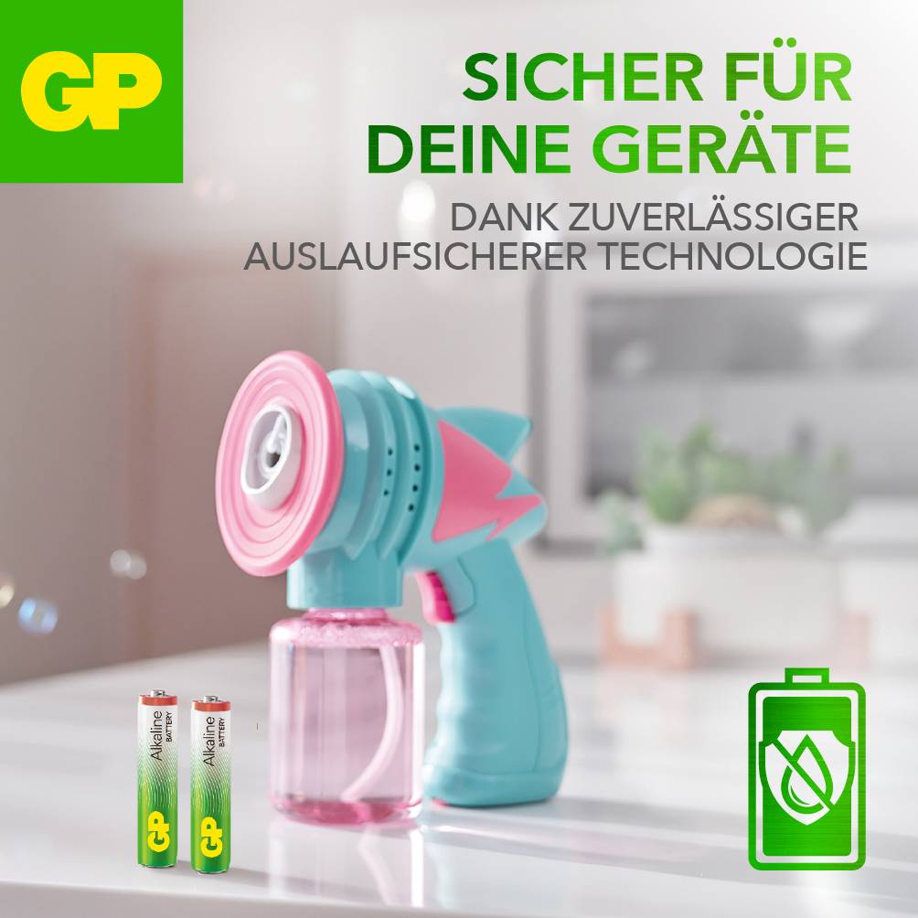 Eine Sprühflasche in Blau und Rosa neben zwei grünen AA-Batterien. Text: 'Sicher für deine Geräte dank zuverlässiger auslaufsicherer Technologie'.