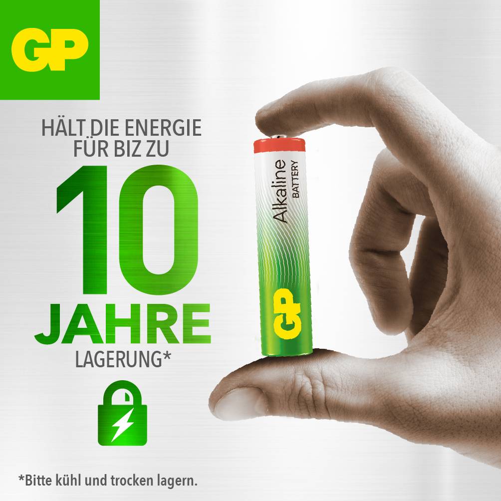 Eine Hand hält eine GP-Alkaline-Batterie. Text: 'Hält die Energie für bis zu 10 Jahre.' Hinweis: 'Bitte kühl und trocken lagern.'