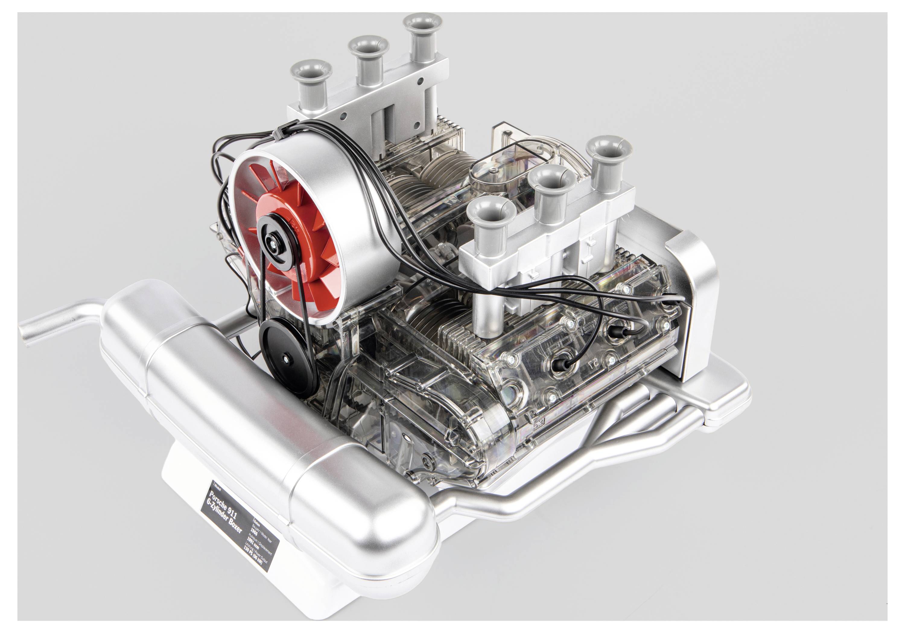 Ein detailliertes, realistisches Modell eines mechanischen Motors mit sichtbaren Kolben, Kabeln und einem roten Ventilator, das technische Komponenten und Design präsentiert.
