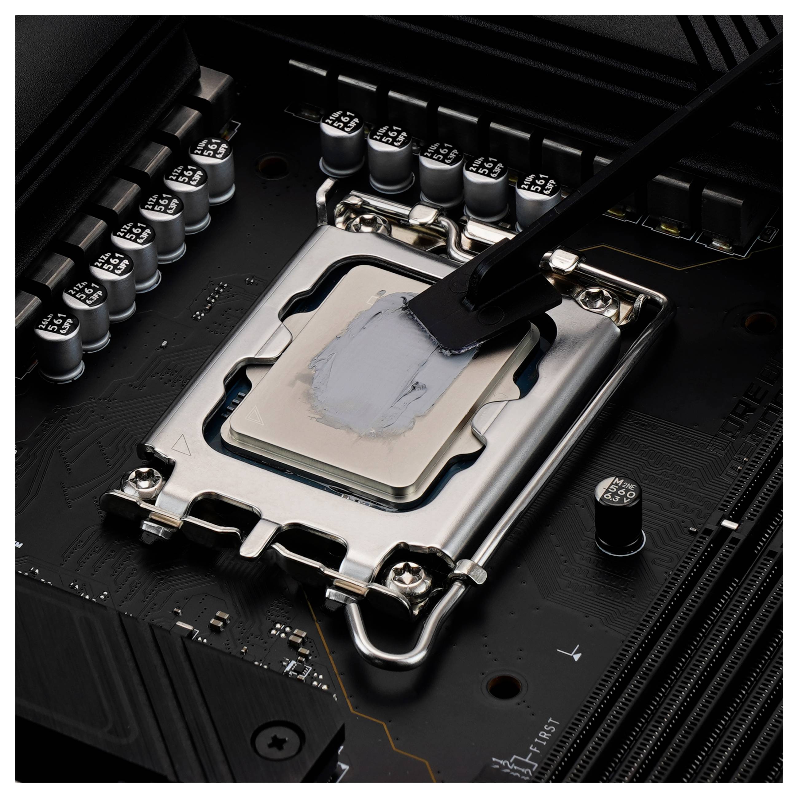 Eine Nahaufnahme einer Computerplatine, die zeigt, wie eine Zentraleinheit (CPU) mit Wärmeleitpaste oben darauf installiert wird.