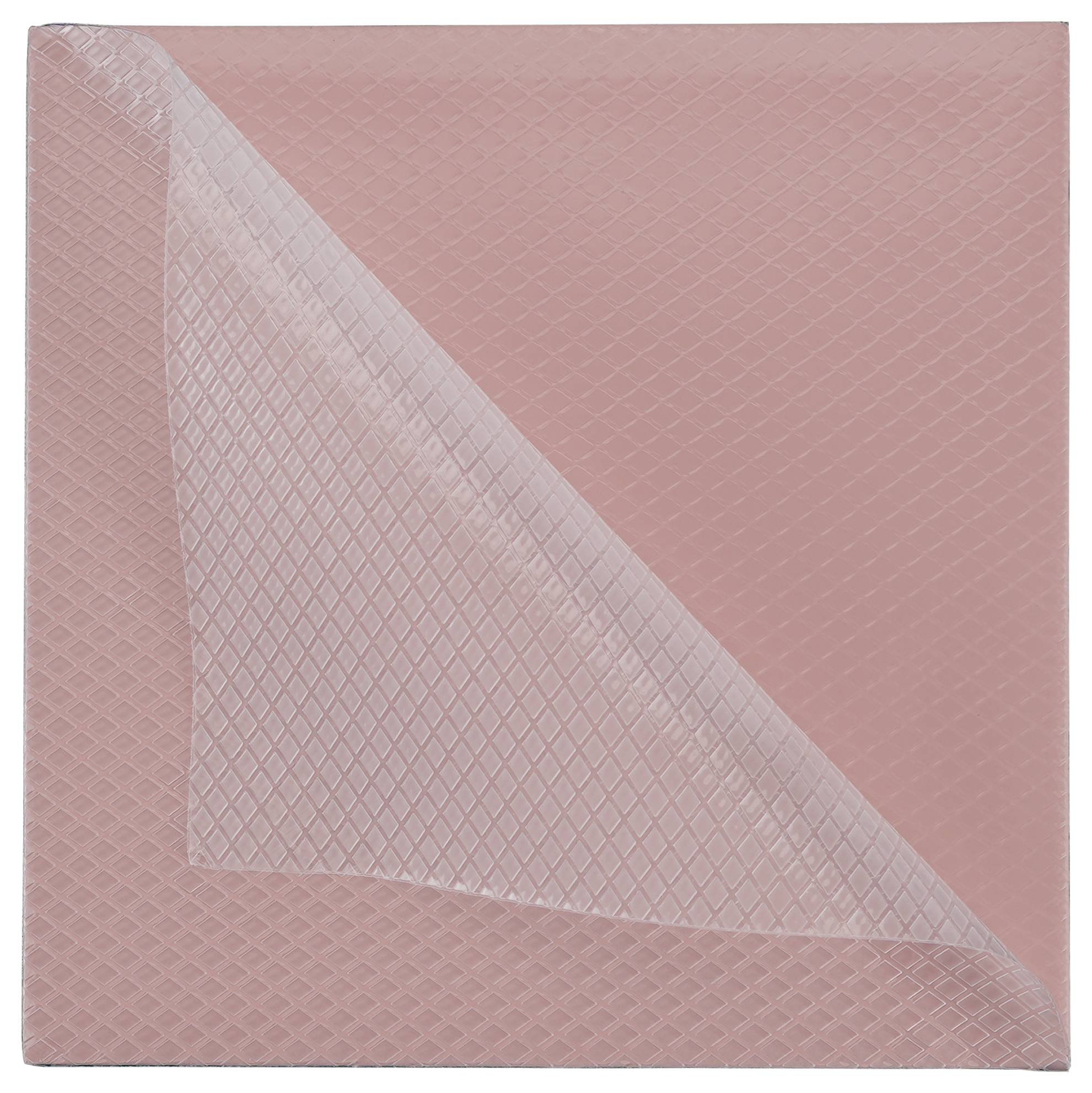 Eine rosa strukturierte Serviette ist gefaltet, wobei eine Ecke umgeschlagen ist und eine hellere Rosa-Unterseite offenlegt.