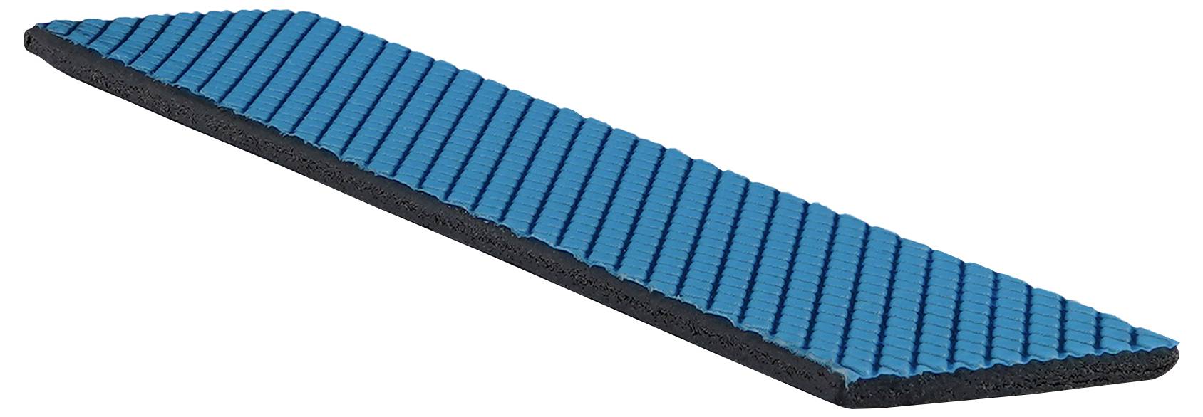 Eine Nahaufnahme eines blauen und schwarzen texturierten rechteckigen Pads, möglicherweise ein Reinigungs- oder Griffzubehör, vor einem weißen Hintergrund.