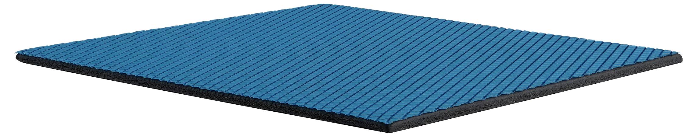 Eine blaue rechteckige Yogamatte mit schwarzen Kanten, von der Seite betrachtet.