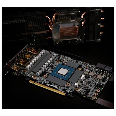 Interne Komponenten einer Computergrafikkarte, einschließlich eines Kühlsystems mit Heatpipes und Lüftern, vor einem dunklen Hintergrund positioniert.