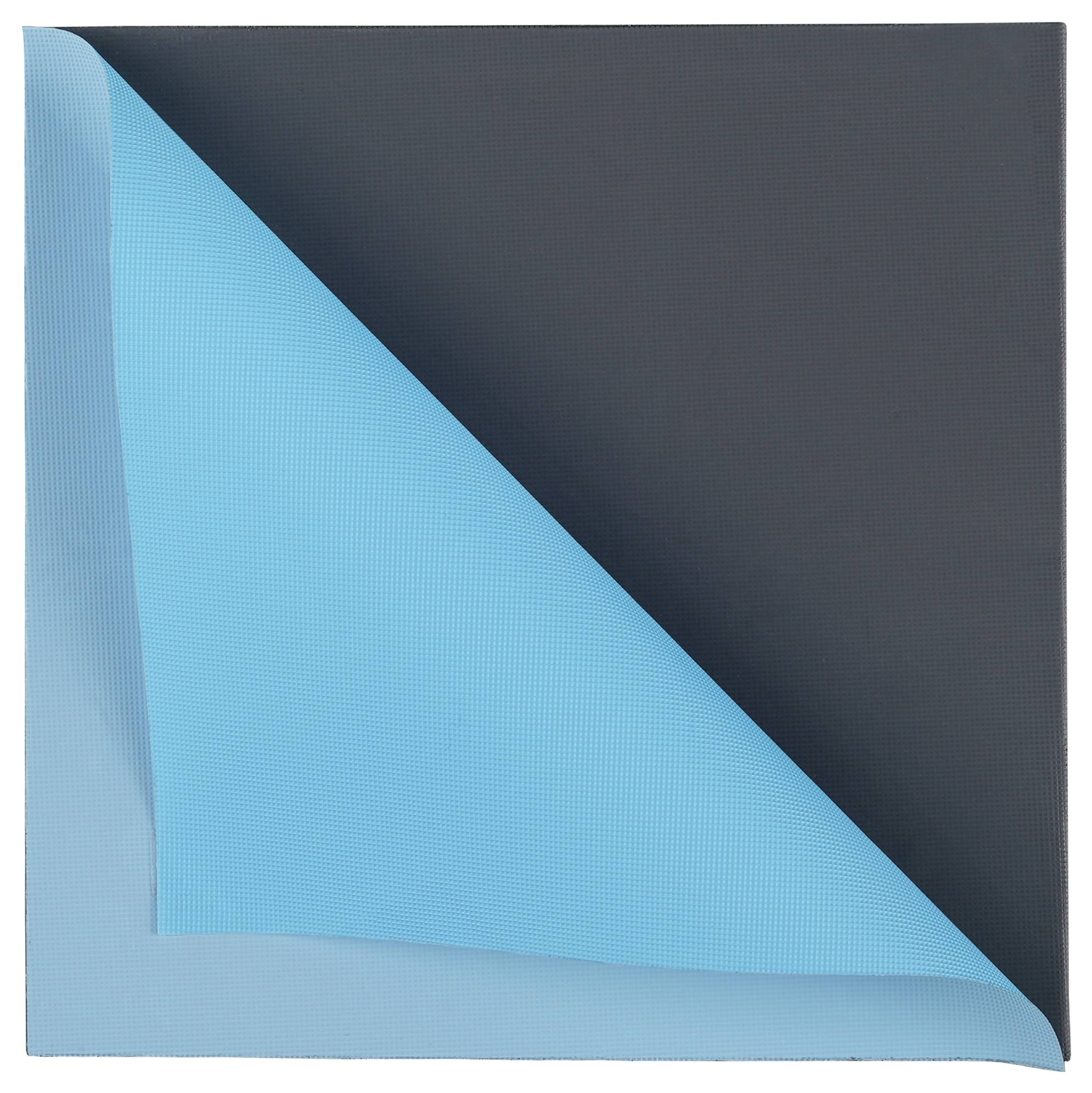 Eine Yogamatte mit einer schwarzen Oberseite und einer blauen Unterseite, bei der eine Ecke umgeschlagen ist, um beide Farben zu zeigen.