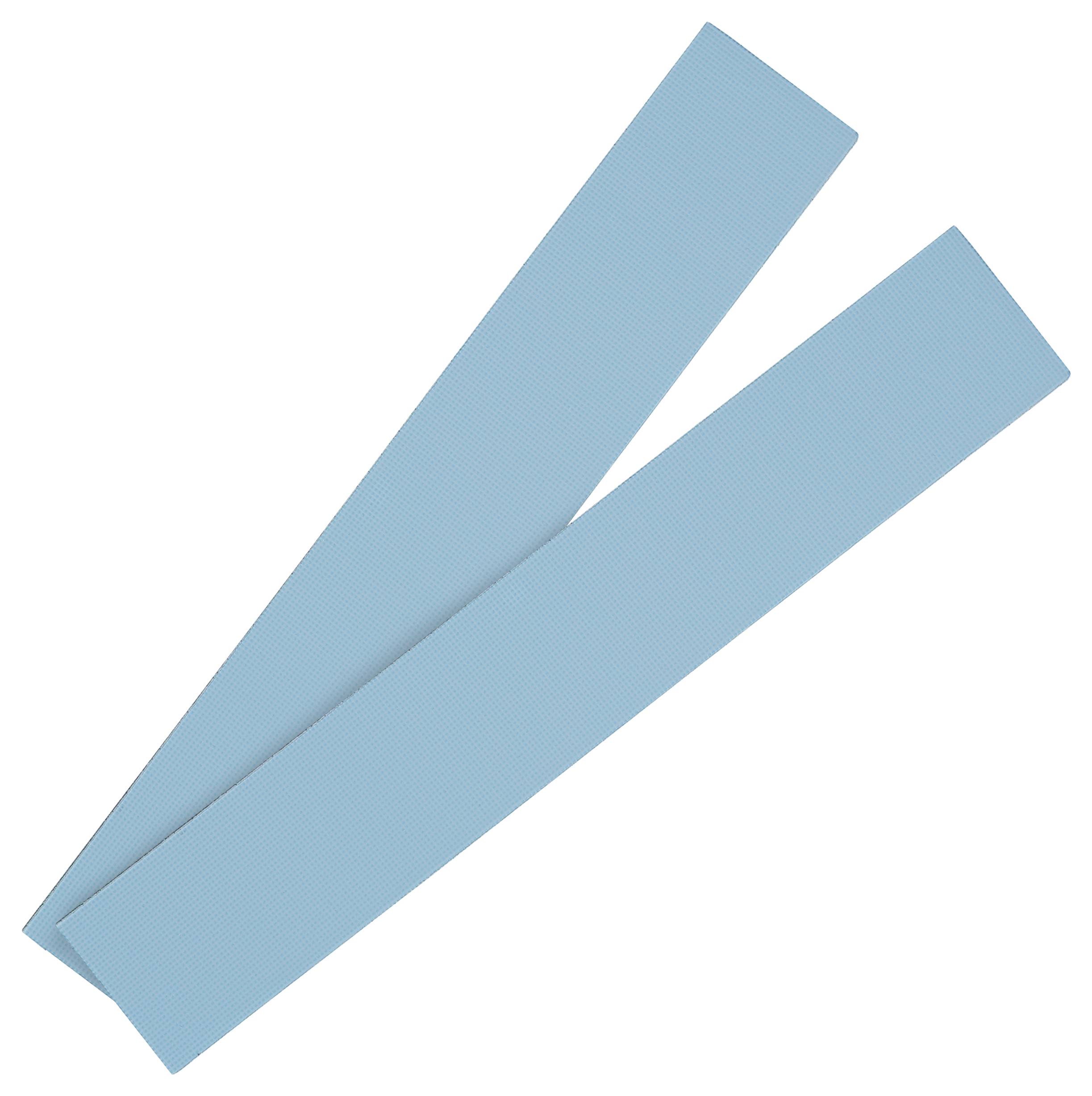 Zwei sich überlappende hellblaue Streifen von Kinesiologie-Tape, die zur Muskelunterstützung und Gelenk-Stabilisierung verwendet werden.