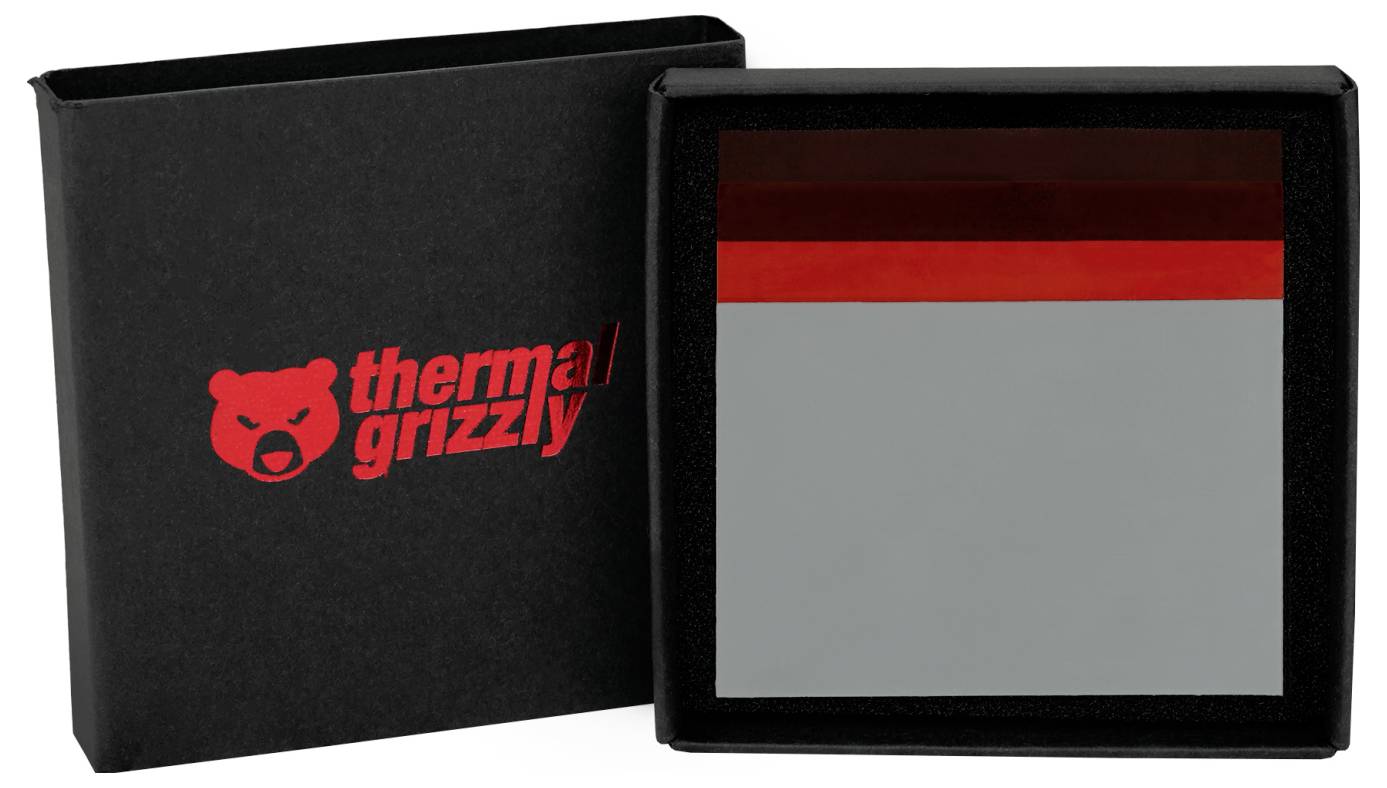 Eine schwarze Box mit rotem 'Thermal Grizzly' Logo enthält ein quadratisches Blatt, möglicherweise ein Wärmeleitpad, mit einem roten Streifen an der Oberseite in der Verpackung.
