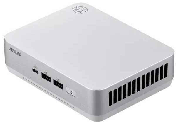 Ein kleiner, kompakter silberner Computer mit mehreren USB-Anschlüssen und Lüftungsöffnungen an der Seite, markiert mit dem 'ASUS' Schriftzug und einem kreisförmigen 'NCC' Logo auf der Oberseite.