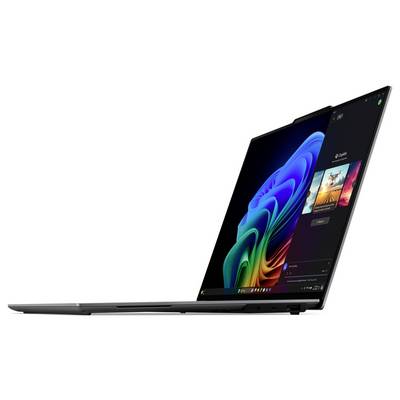 Ein schlanker, offener Laptop, der auf seinem Bildschirm ein farbenfrohes digitales Kunstwerk zeigt, aus einem Seitenwinkel betrachtet.