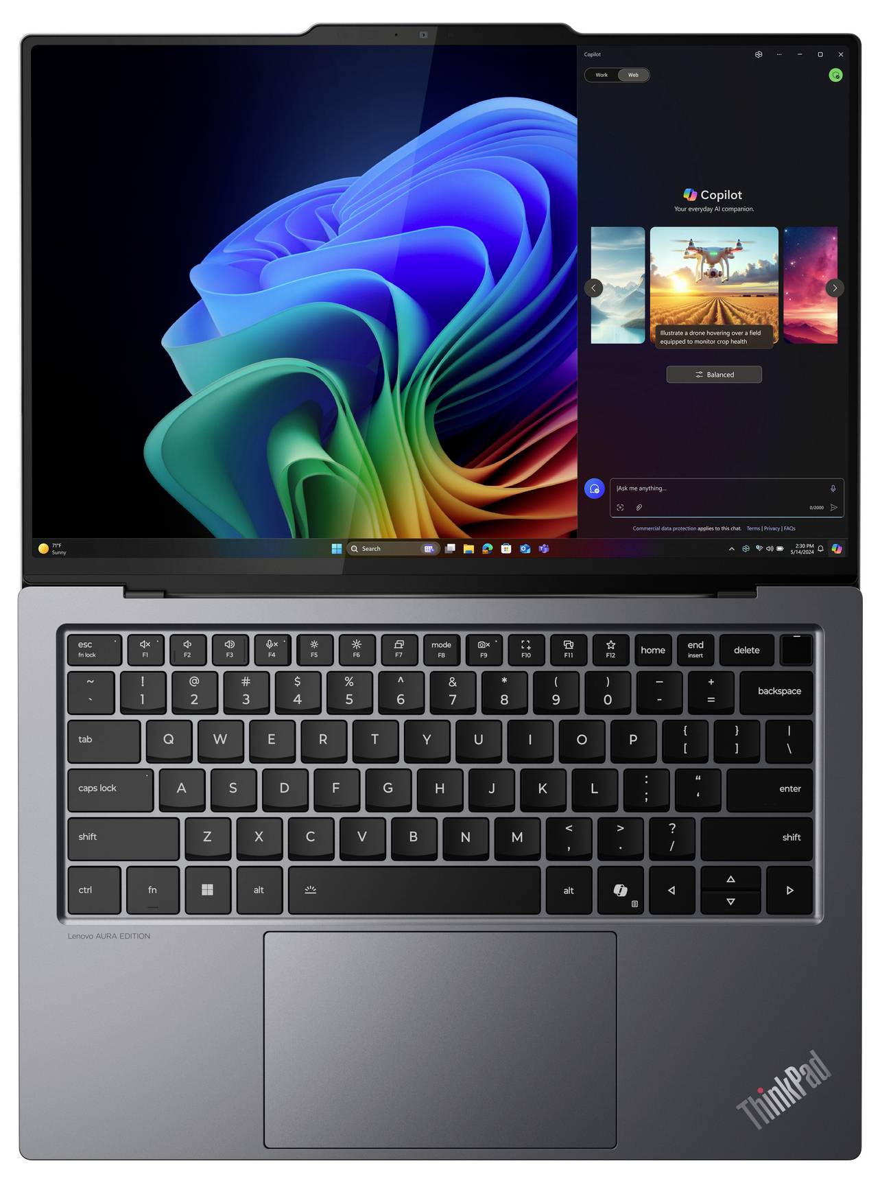 Ein Laptop mit einem leuchtenden Bildschirm zeigt ein buntes Wirblermuster und eine Copilot-KI-Benutzeroberfläche. Die Tastatur ist schlank und modern.