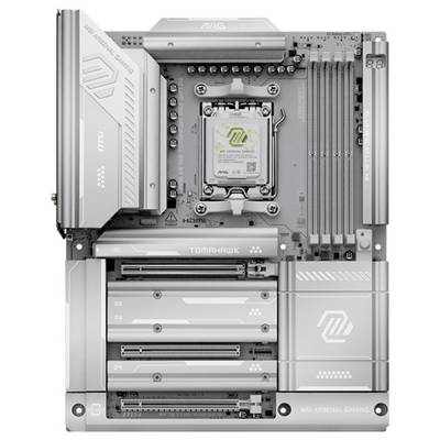 Eine silberne Computermotherboard mit der Aufschrift "MAG", ausgestattet mit mehreren Steckplätzen und Anschlüssen, entwickelt für hochleistungsfähiges Gaming.