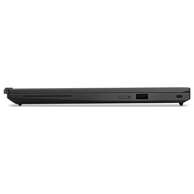 Ein geschlossener schwarzer Laptop, von der Seite betrachtet, mit schlankem Profil und sichtbaren Anschlüssen für Konnektivität.