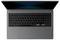 Eine Draufsicht eines geöffneten Laptops mit einer schwarzen Tastatur und einem Bildschirm, der horizontale farbige Linien zeigt, vor einem weißen Hintergrund.