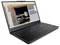 Ein schwarzer Laptop, der eine detaillierte technische Konstruktionszeichnung auf seinem Bildschirm zeigt, mit sichtbaren technischen Zeichnungen und Maßangaben.