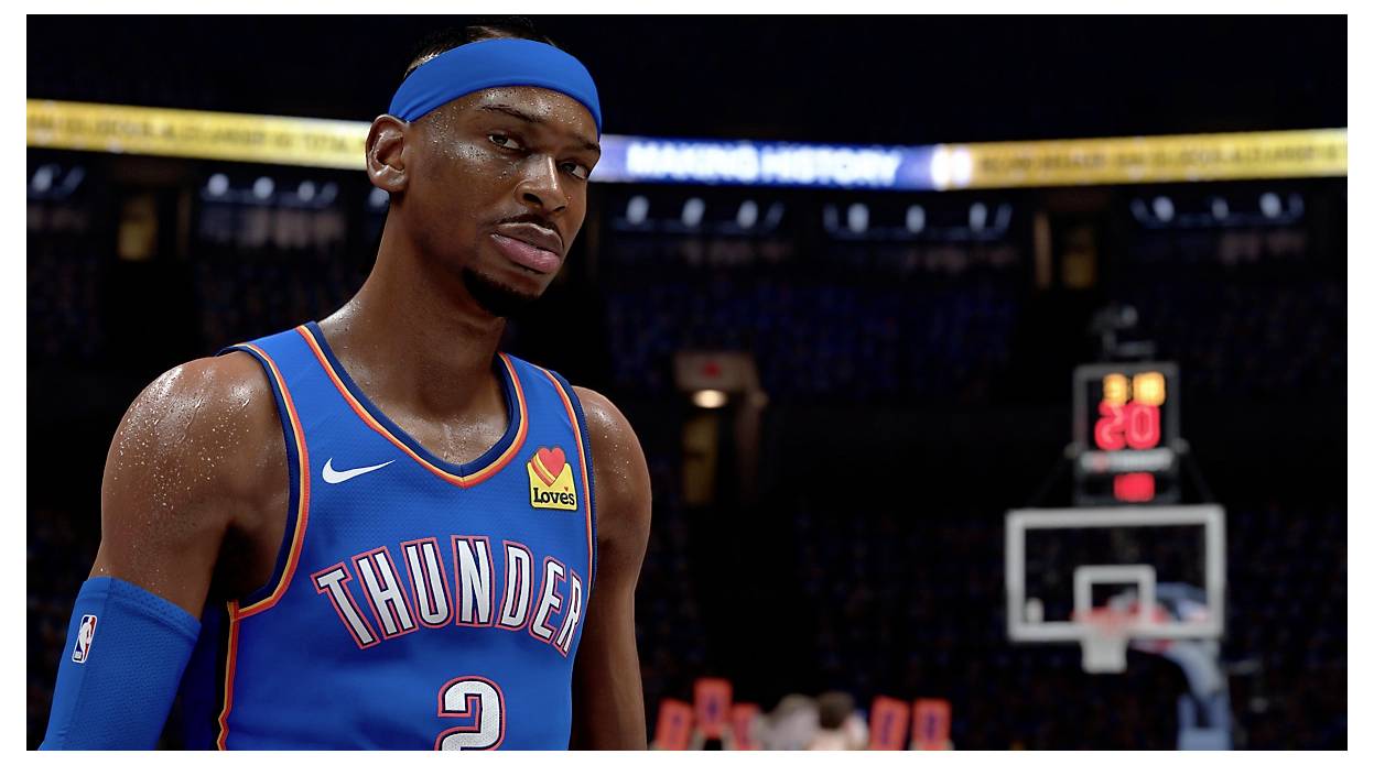 Ein Basketballspieler im Trikot der 'Thunder' steht auf dem Spielfeld und zeigt konzentrierte Miene. Eine Anzeigetafel ist im Hintergrund zu sehen.