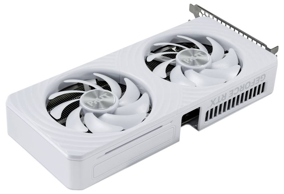 Eine weiße Grafikkarte mit Doppellüftern und der Bezeichnung "GEFORCE RTX", aus einem Winkel betrachtet.